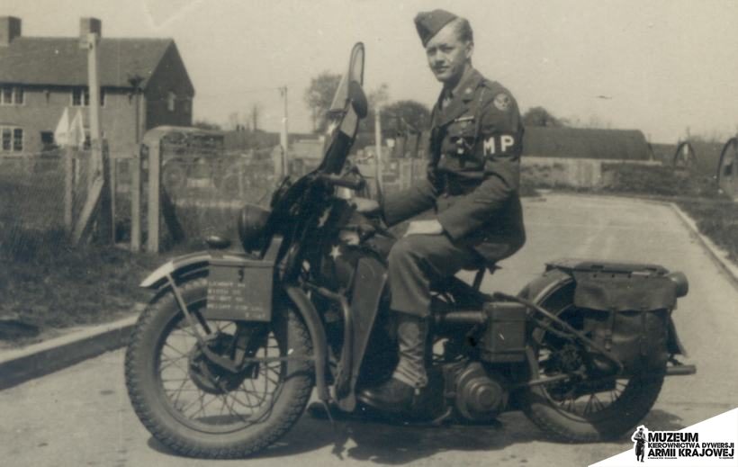 Å»oÅ‚nierz US Army Military Police na motocyklu Harley Davidson WLA podczas II wojny Å›wiatowej.