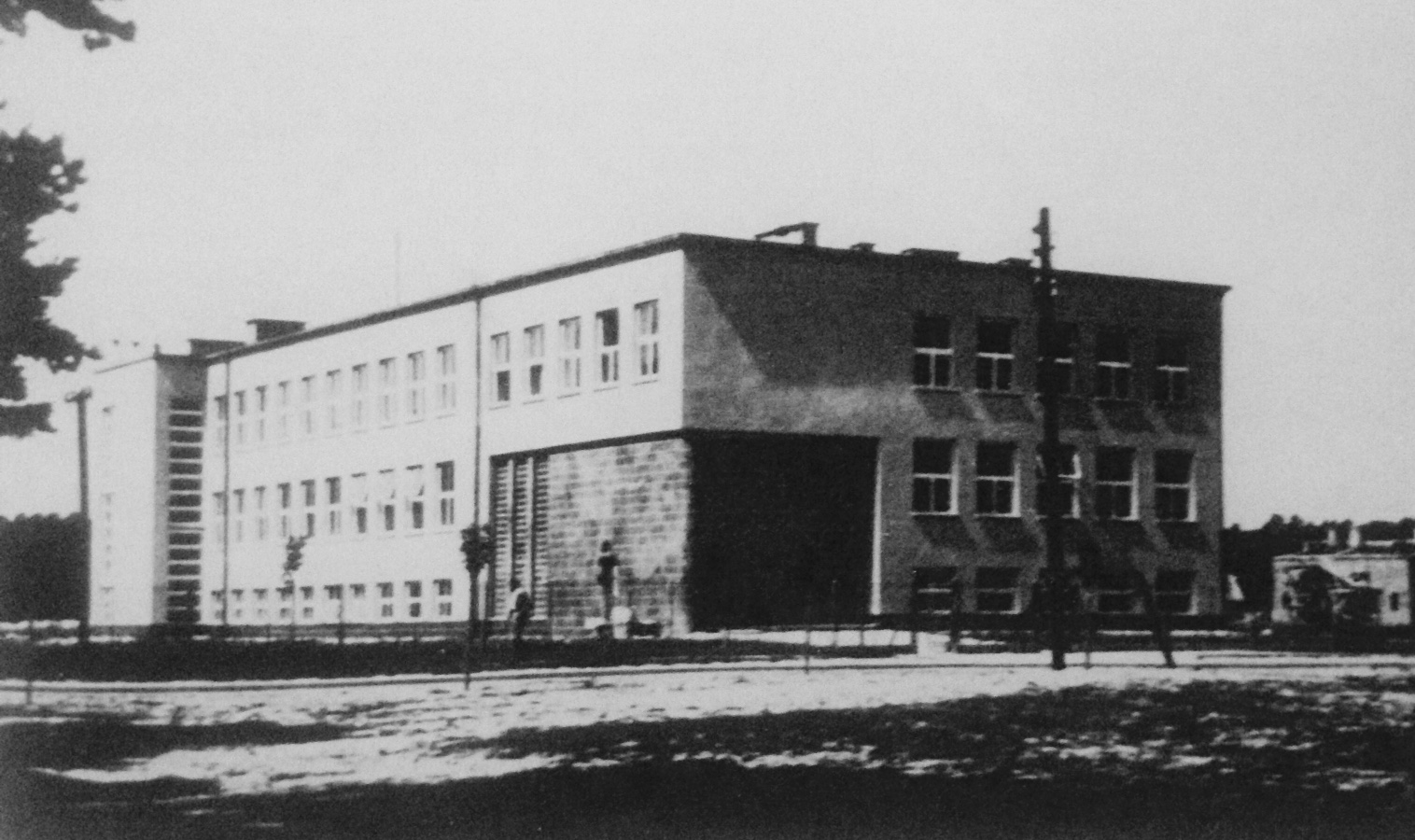 Przedwojenna szkoła powszechna, w ktorej Niemcy urządzili szpital podczas okupacji (fot: D. Garbacz)