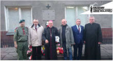 Czlonkowie ŚZŻAK z Je ks. Biskupem Janem Sobiło, Przwedniczącym Rady Miejskiej Stanisławem Sobierajem i ks. Janem Folcikiem podczas 72 rocznicy likwidacji rozwadowskiego Kedywu AK