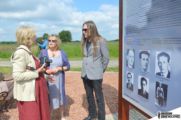 Prezes Fundacji KEDYW rozmawia z córkami pilota Thomasa Storeya. Od lewej Jennifer Elkin oraz Susan Hayhurst w Tarnogórze.