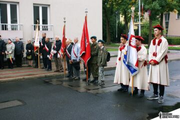Uroczystość pod tablicą pamiątkową podporucznika Henryka Kuca
