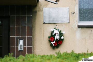 Tablica pamiątkowa na budynku dawnej siedziby Gestapo, NKWD oraz SB