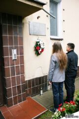 Tablica pamiątkowa na budynku dawnej siedziby Gestapo, NKWD oraz SB