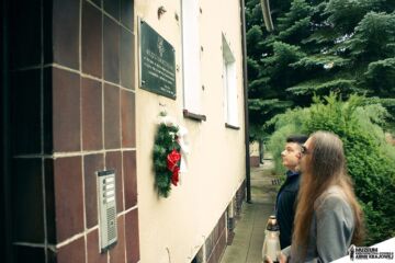 Tablica pamiątkowa na budynku dawnej siedziby Gestapo, NKWD oraz SB