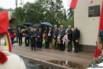 Uroczystość pod tablicą pamiątkową podporucznika Henryka Kuca
