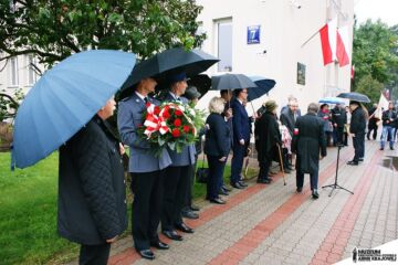Uroczystość pod tablicą pamiątkową podporucznika Henryka Kuca