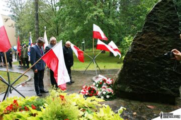 Członkowie ŚZŻAK składają hołd Komendantowi AK Kazimierzowi Pilatowi