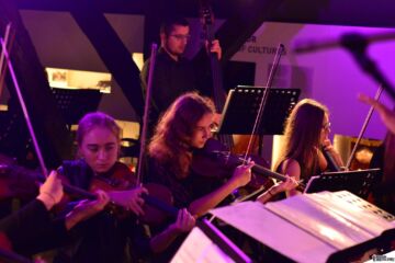 Nadsańska Orkiestra Kameralna (fot. Roksana Bąk/www.mdkstalowawola.pl)