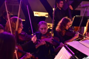 Nadsańska Orkiestra Kameralna (fot. Roksana Bąk/www.mdkstalowawola.pl)