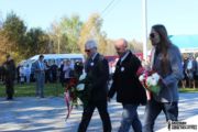 Z艂o偶enie kwiat贸w na pomniku. Od lewej: Prezes Ko艂a 艢Z呕AK Zbigniew Markut, wiceprezes Tadeusz Puchalski, prezes Fundacji KEDYW Marek Wr贸blewski (fot. 艢Z呕AK)