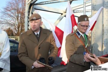 Mjr Marcin Piętnik (zastępca dow. 34 BLP) wraz z prezesem ZŻ NSZ Koła Podkarpackiego Zdzisławem Sobolewskim (fot. Anna Małek-Szlufik)