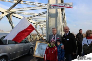 Od lewej: Andrzej Łuc z synami w towarzystwie Tadeusza Puchalskiego. (fot. Anna Małek-Szlufik)