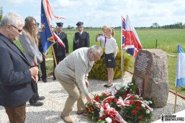 Składanie kwiatów pod pomnikiem w Tarnogórze.