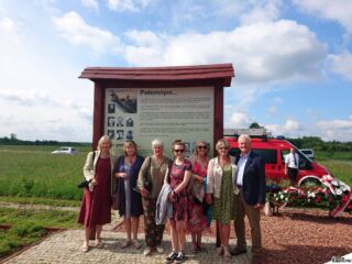 Rodziny lotników pod tablicą w Tarnogórze.