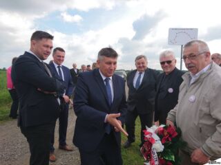 Parlamentarzyści, burmistrzowie i wujtowie miejscowości na trasie szlaku "Rity" z czlonkami ŚZŻAK.