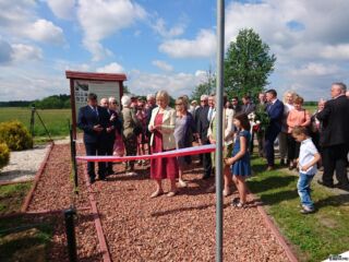 Przecinane wstęgi przez rodziny lotników.