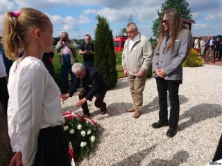 Składanie wieńców pod pomnikiem w miescju katastrofy w Tarnogórze.