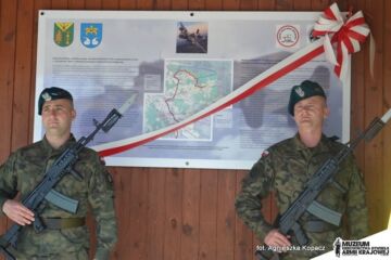 Tablica pamiątkowa na końcu szlaku w Hucie Podgórnej.
