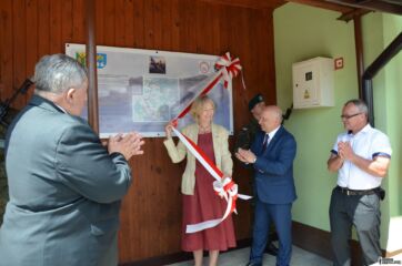 Uroczyste otwarcie tablicy kończącej szlak "Rity" w Hucie Podgórnej, skąd wylecieli angielscy lotnicy w 1944 r.