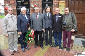 Zarząd Światowego Związku Żołnierzy Armii Krajowej Koła Obwodu Nisko - Stalowa Wola, w środku prezes Fundacji KEDYW, z prawej publicysta Stanisław Chudy (fot. Piotr Niemiec).