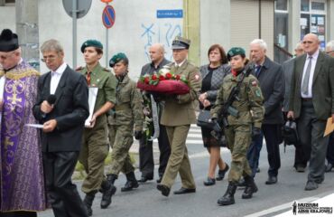 Procesja na Cmentarz Parafialny w Stalowej Woli - Rozwadowie (fot. Piotr Niemiec).
