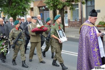 Procesja na Cmentarz Parafialny w Stalowej Woli - Rozwadowie (fot. Piotr Niemiec).