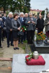 Modlitwa przy grobie (fot. Piotr Niemiec).