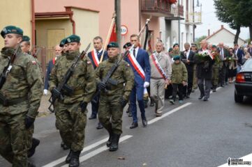 Procesja na Cmentarz Parafialny w Stalowej Woli - Rozwadowie (fot. Piotr Niemiec).