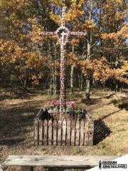 Pierwszy grób poległych partyzantów w Grabie. Po wojnie zostali przeniesieni do Mauzoleum w Stalowej Woli, 2018 r. (fot. Fundacja KEDYW)