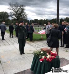 Przedstawiciel US Army oddaje hołd płk. Józefowi Zawitkowskiemu